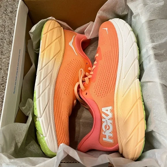 SOLD- Hoka Arahi 7 NEW IN BOX! - Picture 4 of 5